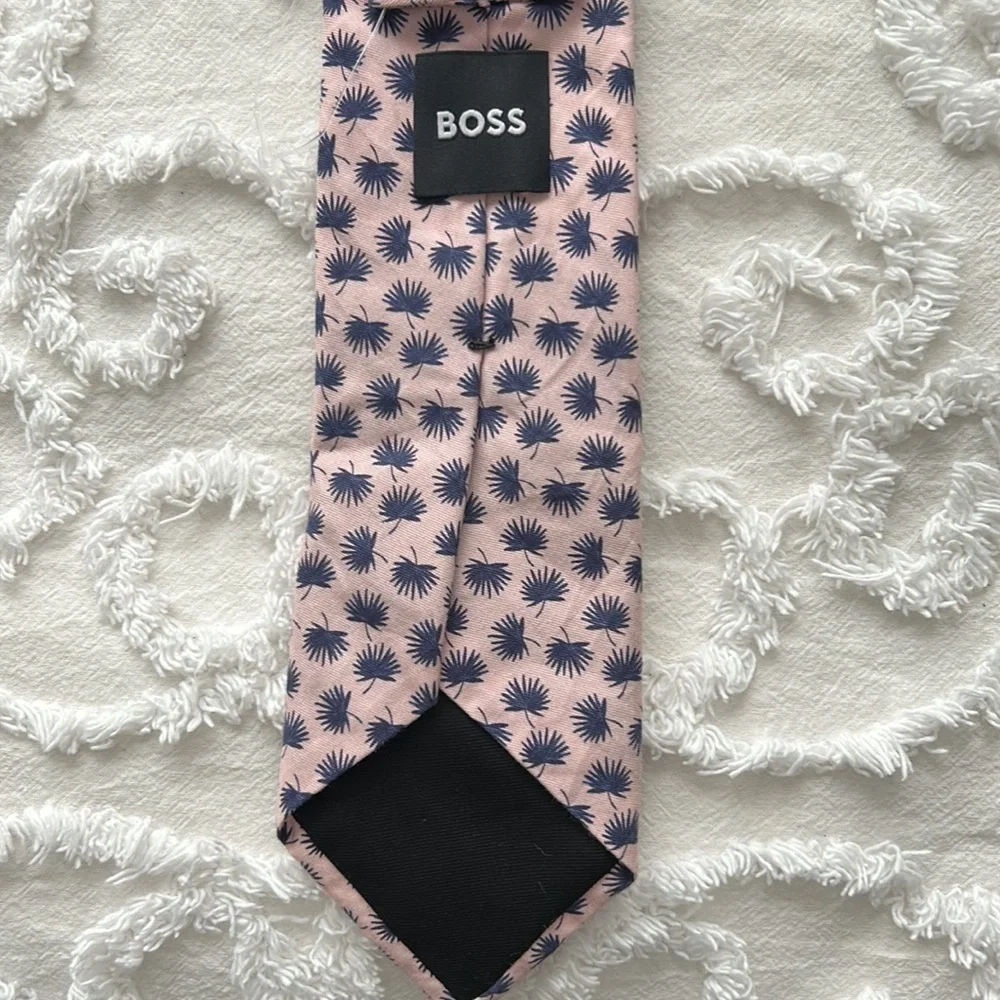 Boss patterned cotton tie, pink and dark blue.